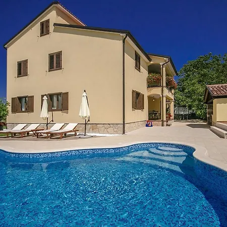 Picturesque With Swimming Pool In Lägenhet