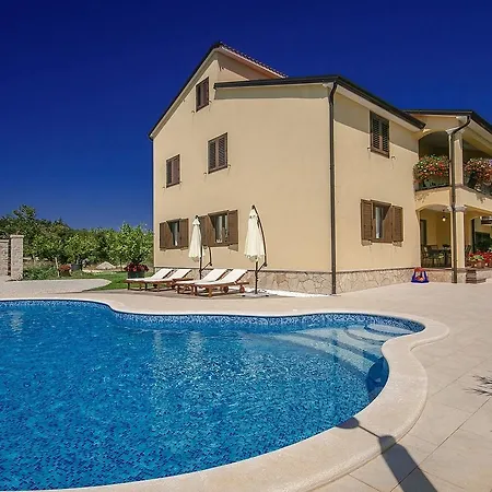 Picturesque With Swimming Pool In 公寓 Višnjan