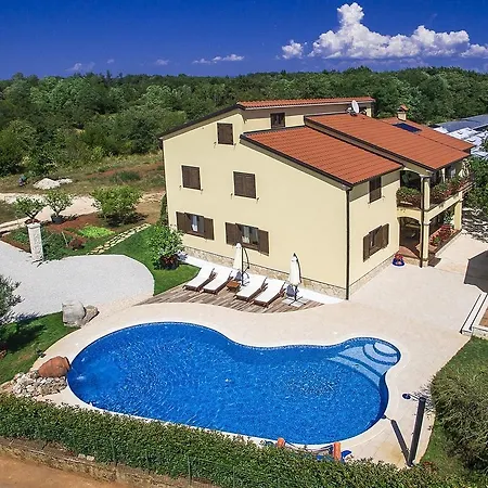 Picturesque With Swimming Pool In * Višnjan